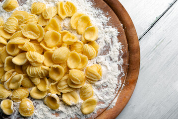 Orecchiette artigianali fresche, tipica pasta italiana della cucina pugliese, cibo europeo  - 787000290