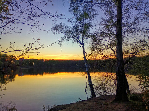 Der Wolfsee an der Sechs-Seen-Platte in Duisburg bei Sonnenuntergang