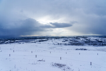 Dans les Monts d'Arrée en Bretagne, la neige pare les paysages d'une beauté saisissante.