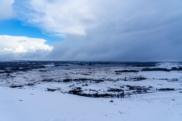 Le lac de Brennilis offre une toile de fond spectaculaire à ce paysage hivernal du centre Finistère, en Bretagne.