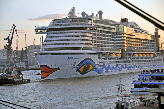 Aida Perla: Im Hamburger Hafen w&auml;hrend des Hafengeburtstages bei Abendd&auml;mmerung mit vielen Menschen an Bord fotografiert.