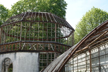 Serre abandonnée dans un parc