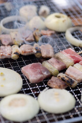 休日にバーベキューを楽しむ