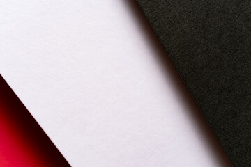 赤と黒と白の重なった画用紙の背景