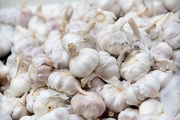Raamstickers Pile of dry garlics in market © xy