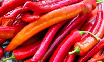 Keuken spatwand met foto Pile of red chili peppers in market © xy