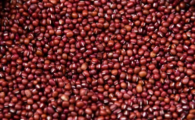 Rolgordijnen A pile of red beans in market © xy