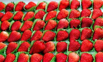 Gordijnen Strawberries are on the box © xy