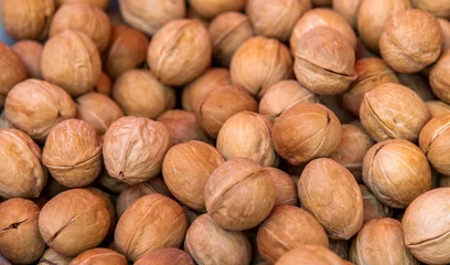 Plexiglas foto achterwand Pile of walnuts in market © xy