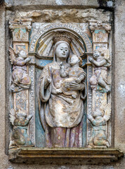 Vierge à l'Enfant polychrome sculptée sur la porte de l'Almedina à Coimbra, Portugal