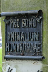 Łaciński Pomnik Pro Bono Animalium Humanumoae. Kortowo Wydział Bioinżynierii Zwierząt. Olsztyn. - obrazy, fototapety, plakaty