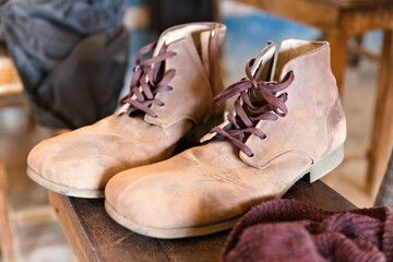 Zapatos de payaso llenos de polvo