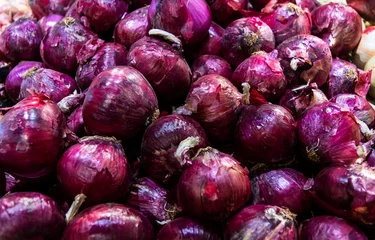 Plexiglas foto achterwand Pile of purple onions in market © xy