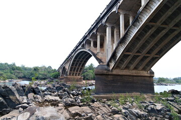 Puente sobre río en Sierra Leona