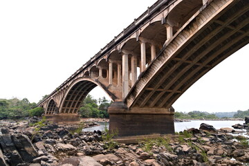 Puente sobre el río en Sierra Leona