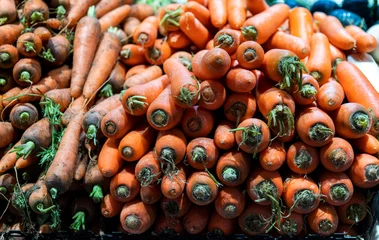 Gordijnen Pile of fresh carrots in supermarket © xy