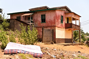 Casa con colchón al exterior