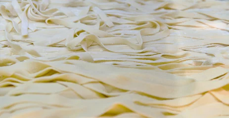 Plexiglas foto achterwand Fresh raw noodles in market © xy