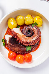 octopus with baked potatoes and vegetables - 787081899