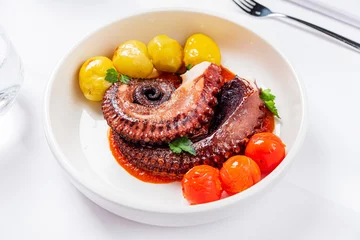 Plexiglas foto achterwand octopus with baked potatoes and vegetables © Maksim Shebeko