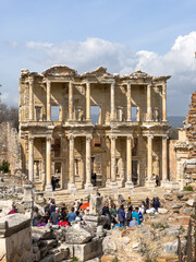 izmir , turkey - 3 March 2024 : The Library of Celsus, Ephesus, Turkey , Ruins of ancient site Efes in Izmir, Turkey. Unesco heritage. Tourists visiting the ancient city - obrazy, fototapety, plakaty