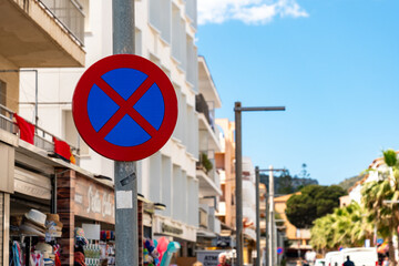 no parking sign in mallorca wihe a blue sky in the back