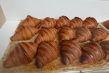 Croissant dans une vitrine de boulangerie