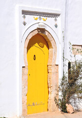 Tunezja Djerbahood, 04 kwiecień 2024, ozdobne, żólte drzwi - obrazy, fototapety, plakaty
