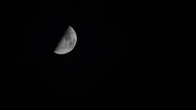 Demi lune avec ciel nuageux film&eacute;e au 600mm