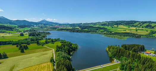 Ausblick auf das Allgäu am Grüntensee-Damm bei Oy-Mittelberg in Bayern