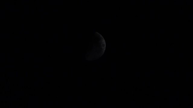 Grande moiti&eacute; de lune avec ciel nuageux film&eacute;e au 600mm