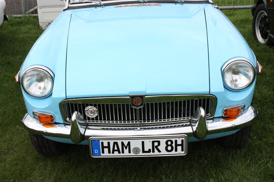 Mk1 MGB Pull Handle Roadster Cabriolet in Iris Blue von 1964, beim Oldtimertreff am Flugplatz, in Hamm Nordrhein-Westfalen am 10.04.2024