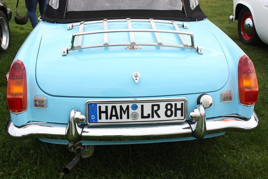 Mk1 MGB Pull Handle Roadster Cabriolet in Iris Blue von 1964, beim Oldtimertreff am Flugplatz, in Hamm Nordrhein-Westfalen am 10.04.2024