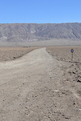 Estrada no meio do Deserto do Atacama