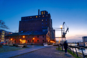 Historische Industriegebäude im Innenhafen in Duisburg bei Nacht