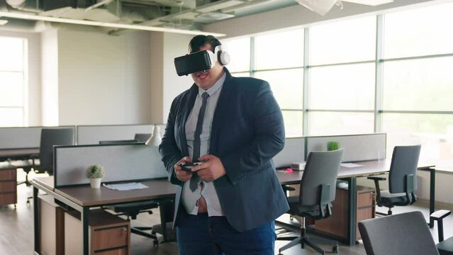 Thick Businessman Eat Burger And Play Vr In Office