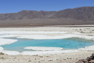 Lagoa azul de sal no meio do deserto do Atacama
