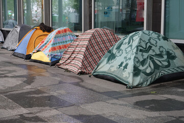Campement de tentes de sans-abri dans la rue