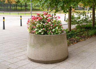 Road Flower Pot, Street Bed, Modern City Floristry, Urban Flowerbeds Design, City Flowers...