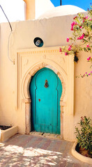 Tunezja Djerbahood, 04 kwiecień 2024, ozdobne wejście do domu z zielonymi drzwiami - obrazy, fototapety, plakaty
