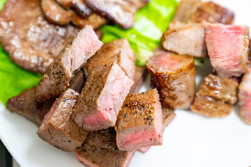 おいしそうな肉料理の写真。