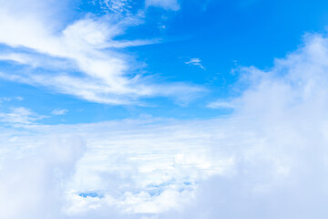 山頂付近から撮影したきれいな青空の写真。