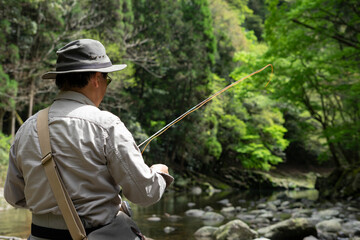 渓流に立つ釣り人