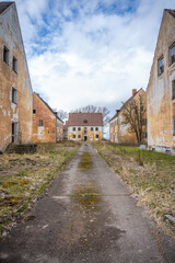 Ruinen und zerfallene Häuser auf der ehemals militärischen Halbinsel Wustrow an der Ostsee