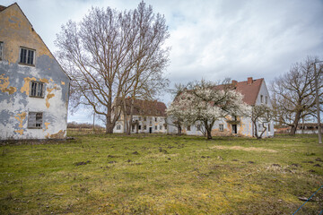 Ruinen und zerfallene H&auml;user auf der ehemals milit&auml;rischen Halbinsel Wustrow an der Ostsee