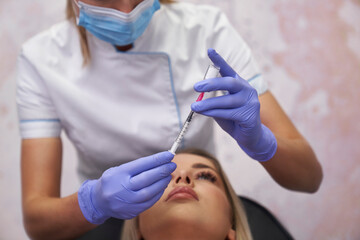 Doctor preparing syringe before beauty procedure - 787188030