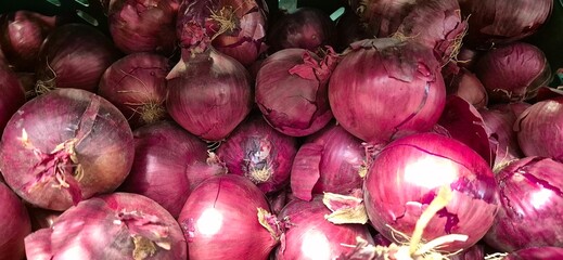 red onions in a market