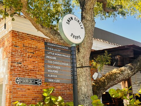 Hyde Park Village shopping center offers international chain stores alongside indie boutiques. Nearby, the University of Tampa is known for the Moorish minarets and domes of Plant Hall.