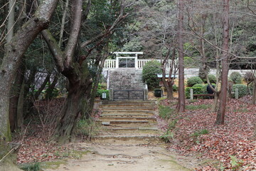 山の中の霊廟