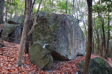 山の中の巨石の磐座